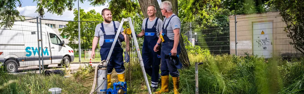 Gruppenbild von SWM Mitarbeitern im Grünen