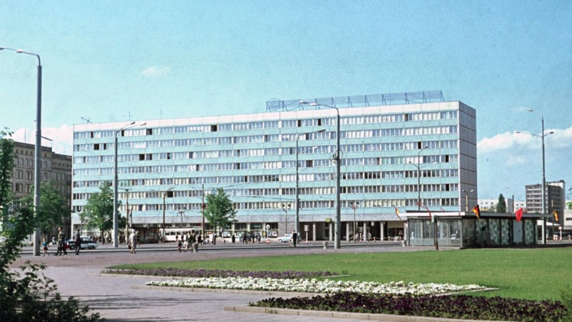 Mai 1968, Block 15 | Blaues Wunder mit Reisebüro (© Archiv Hermann Brösel)