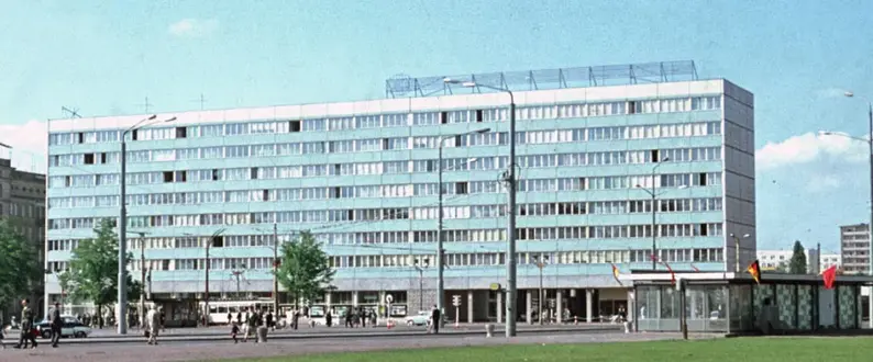 Mai 1968, Block 15 | Blaues Wunder mit Reisebüro (© Archiv Hermann Brösel)