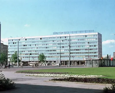 Mai 1968, Block 15 | Blaues Wunder mit Reisebüro (© Archiv Hermann Brösel)