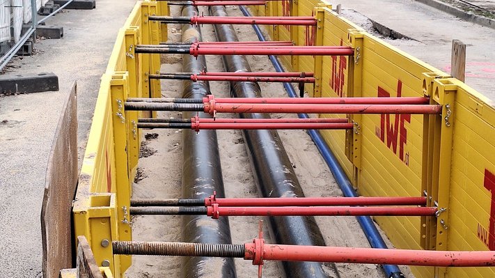 Baustelle mit Fernwärmeleitungen im Stadtpark Magdeburg