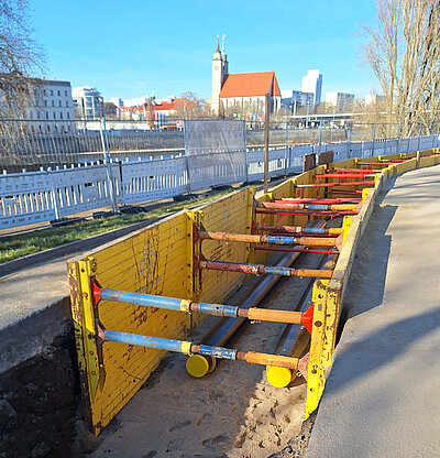 Baustelle mit Fernwärmeleitungen im Stadtpark Magdeburg