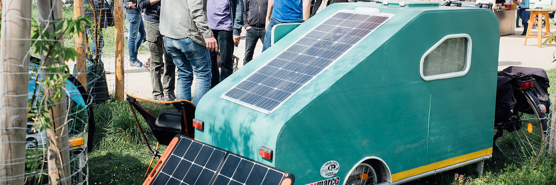 Kunden sehen sich einen Fahrrad-Camping-Anhänger an