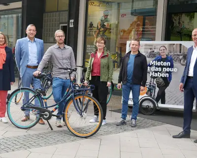 Vertreter von SWM , MDCC und RadMitte übergeben einem Kunden das erste trittfest-Rad