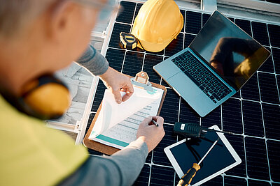 Verschiedene Utensilien für die Planung und Installation einer Solaranlage sind zu sehen