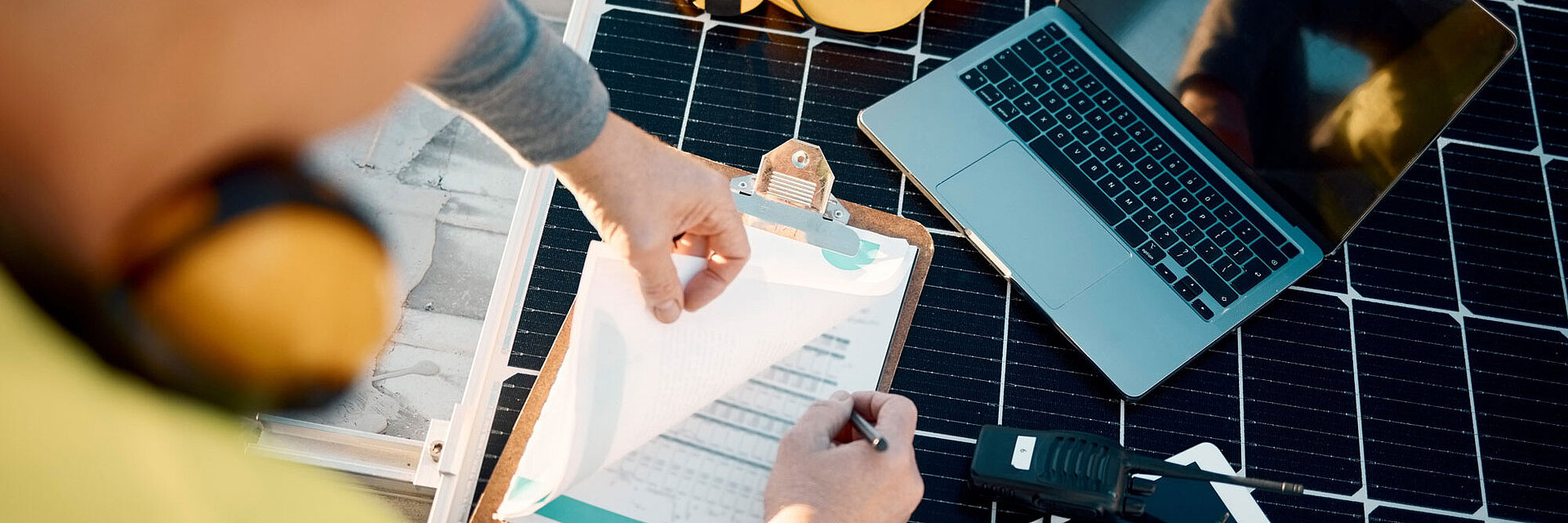 Verschiedene Utensilien für die Planung und Installation einer Solaranlage sind zu sehen