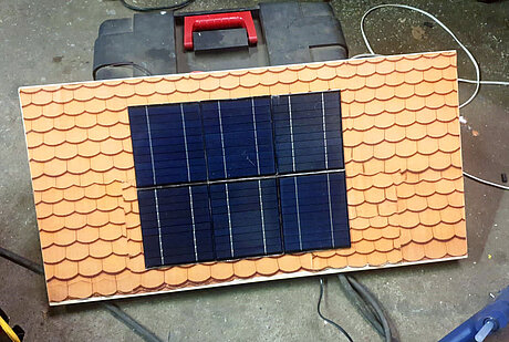Solarmodule auf dem Dach des Miniaturhauses