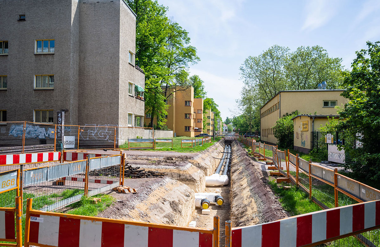 Die Baustelle der Fernwärmetrasse in der Magdeburger Beimssiedlung in eingezäunt. Erste Leitungen sind schon verlegt