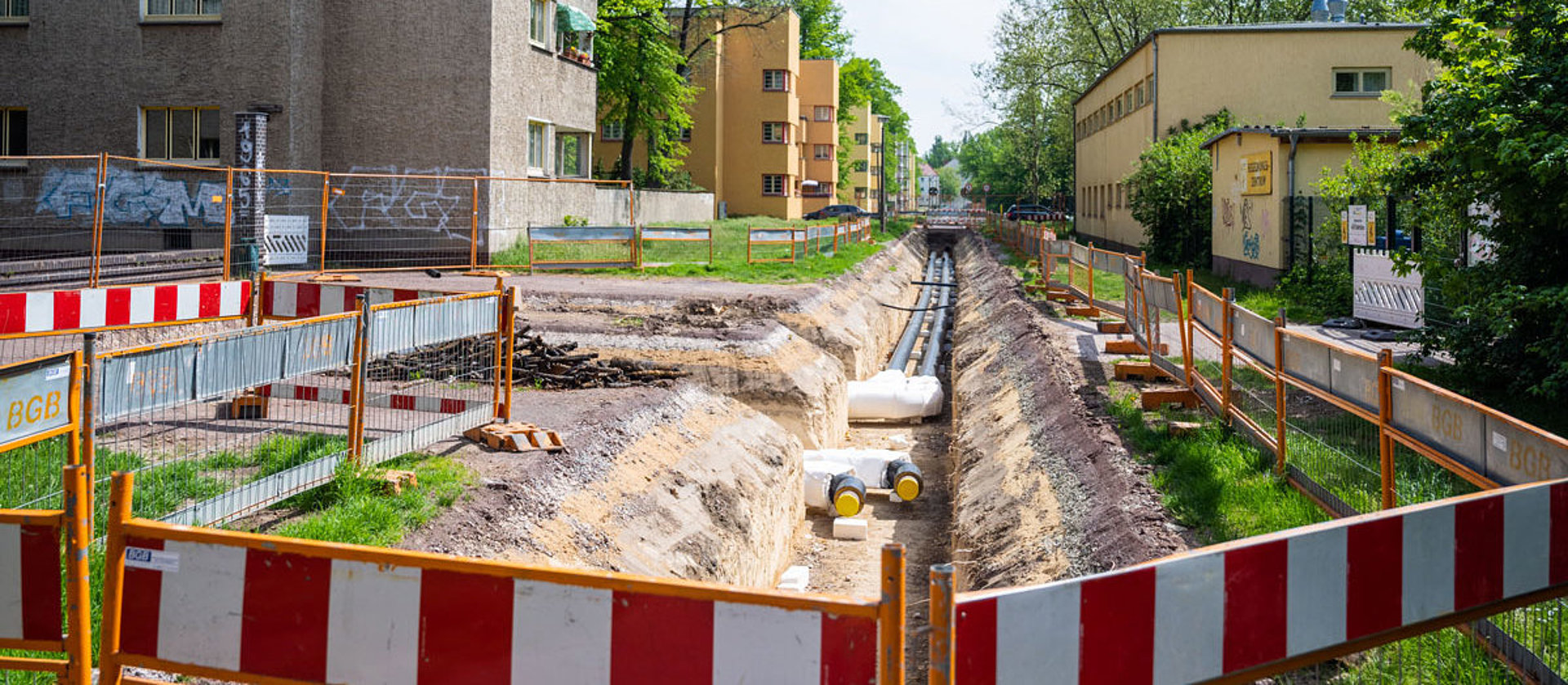 Die Baustelle der Fernwärmetrasse in der Magdeburger Beimssiedlung in eingezäunt. Erste Leitungen sind schon verlegt