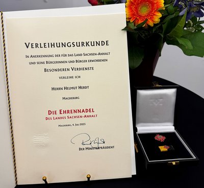 Urkunde zur Ehrennadel für Helmut Herdt