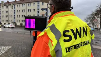 SWM Mitarbeiter blickt auf Bildschirm während eines Drohneneinsatzes