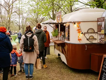 Besucher-Schlange vor dem Aussteller Spießer-Karre