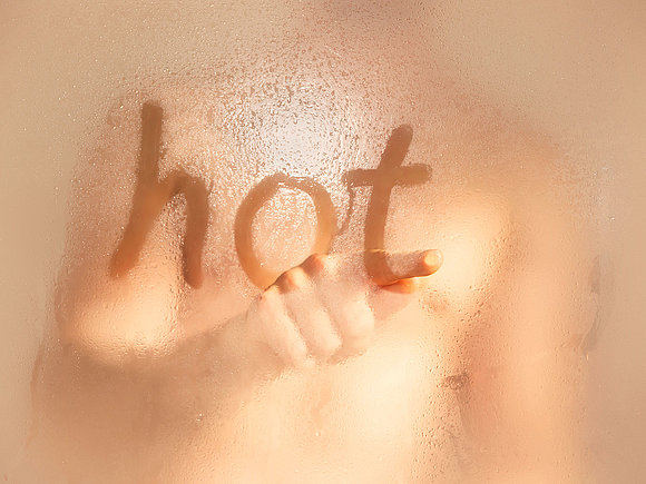 Man schreibt "hot" an eine verdampfte Duschwand