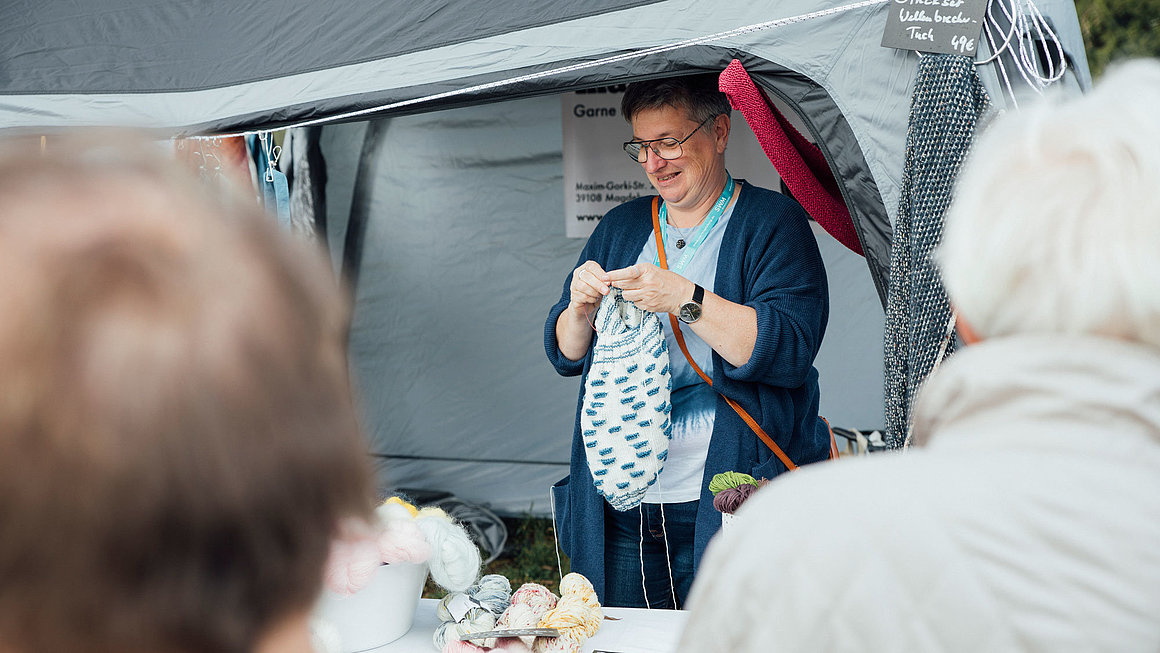 Maschinistin strickt auf der Grünen Messe