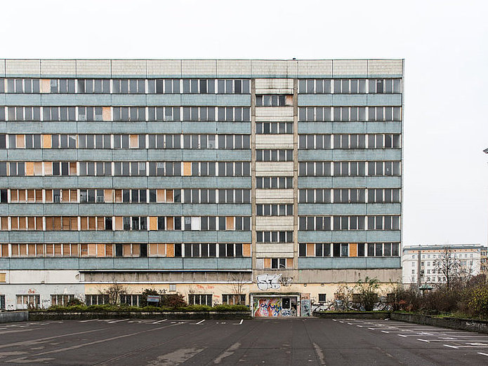 Der alte Blauen Bock kurz vor Beginn der Abrissarbeiten im Jahr 2017, fotografiert vom Karstadt Parkplatz.