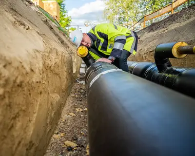 SWM Mitarbeiter begutachtet Fernwärmeleitung
