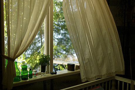 Richtig lüften Offenes Fenster und der Wind weht hinein