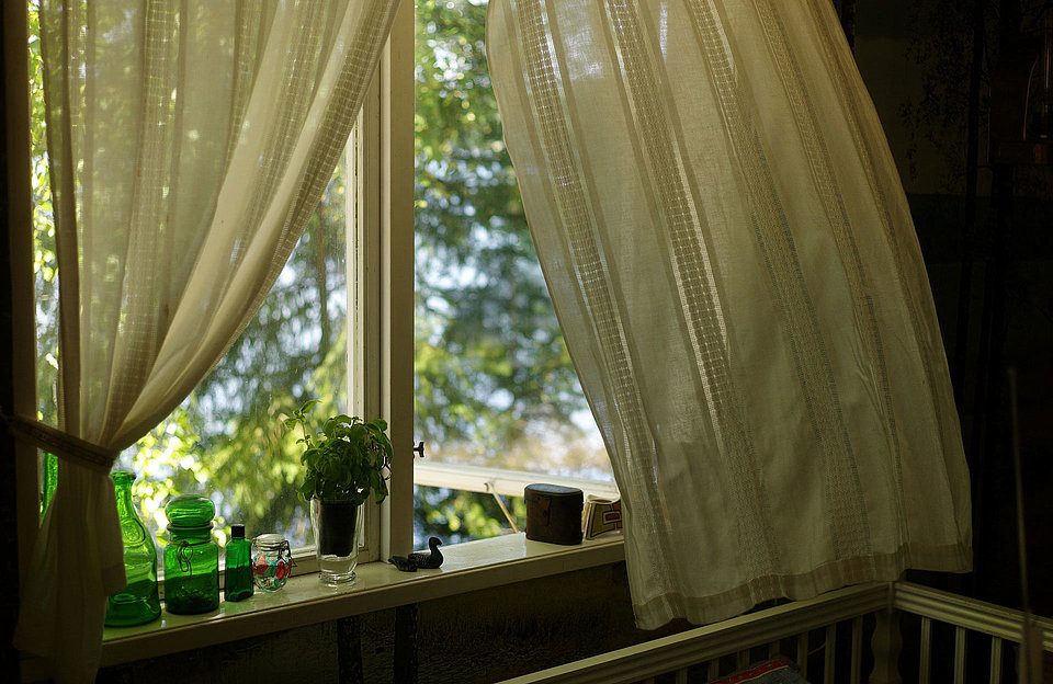 Richtig lüften Offenes Fenster und der Wind weht hinein