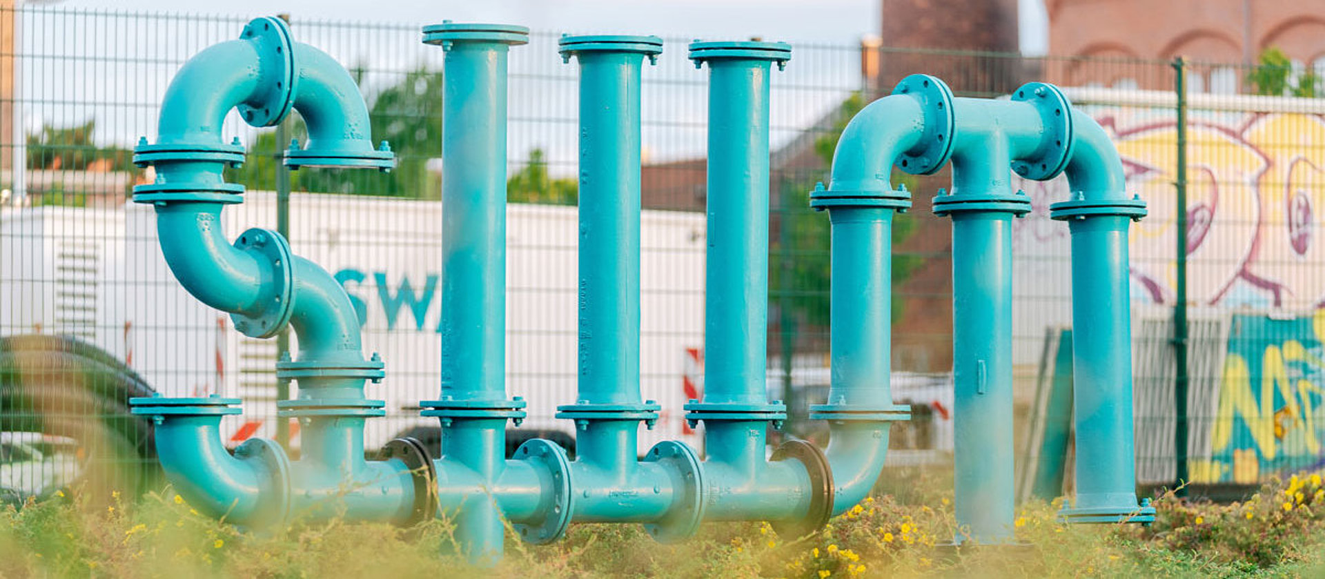 SWM Logo aus Rohrleitungen am technischen Standort in der Theodor-Koslowski-Straße