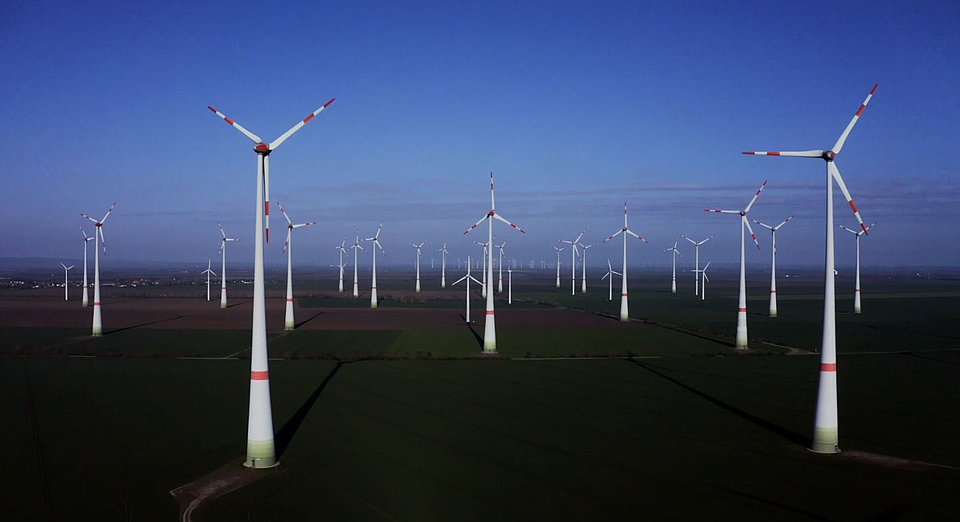 Windpark Biere Windräder drehen sich im Windpark Biere