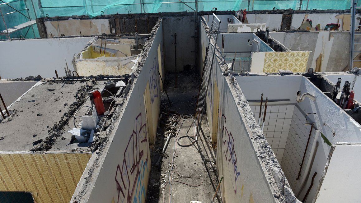 Blick von oben in Wohnungen ohne Decke Alte Blümchentapete im alten Blauen Bock