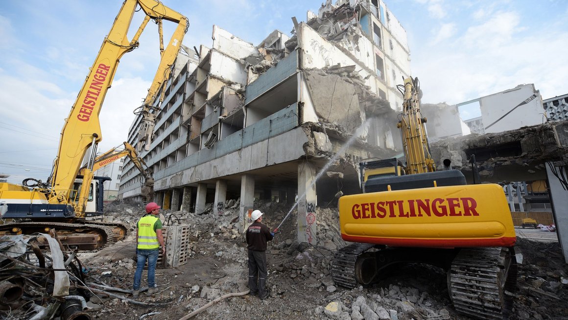 Abrissarbeiten alter Blauer Bock mit zwei Baggern und Bauarbeitern