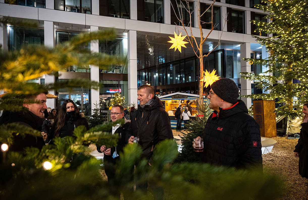 Besucher auf dem SWM Weihnachtsmarkt