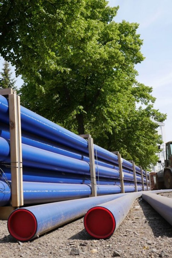 Wasserleitungen liegen auf der Straße