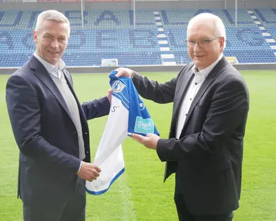 Andreas Fedorczuk und Mario Kallnik halten FCM Trikot in die Kamera