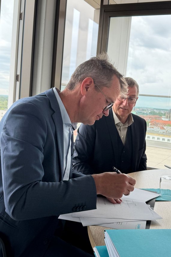 Peter Busch und Thomas Pietsch beider Vertragsunterzeichnung