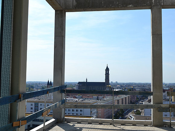 Magdeburg im Blick Blick aus dem Rohbau des neuen SWM Verwaltungsgebäudes auf den Magdeburger Dom.