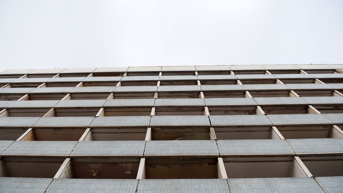 Blick von unten nach oben auf den entkernten alten Blauen Bock