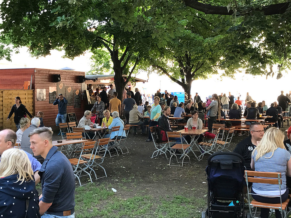 Ratsgarten Magdeburg Gäste sitzen im Biergarten des Ratsgarten in Magdeburg