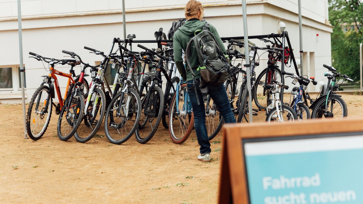 Mann betrachtet Fahrräder, die auf der Grünen Messe versteigert wurden