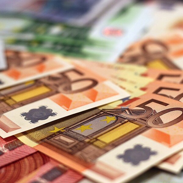 Euro Geldscheine liegen verteilt auf einem Tisch