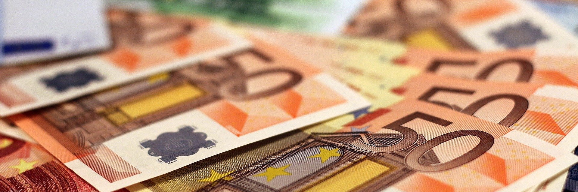 Euro Geldscheine liegen verteilt auf einem Tisch