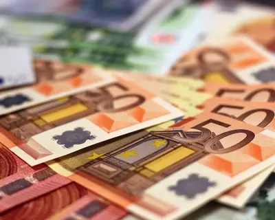 Euro Geldscheine liegen verteilt auf einem Tisch