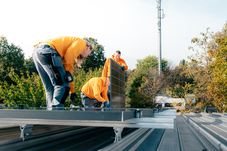 Installation der PV-Anlage auf der Freien Schule Magdeburg