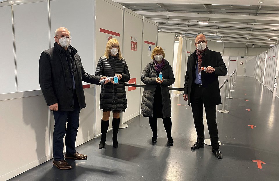 SWM Geschäftsführer Andreas Fedorczuk übergibt Kugelschreiber und Desinfektionsmittel für das Magdeburger Impfzentrum Übergabe von Kugelschreiber und Desinfektionsmittel im Magdeburger Impfzentrum