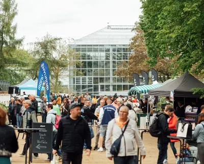 Besucher der Grünen Messe 2026, Gruson-Gewächshäuser im Hintergrund