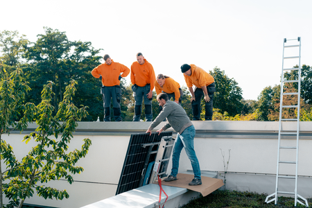 Installation der PV-Anlage auf der Freien Schule Magdeburg