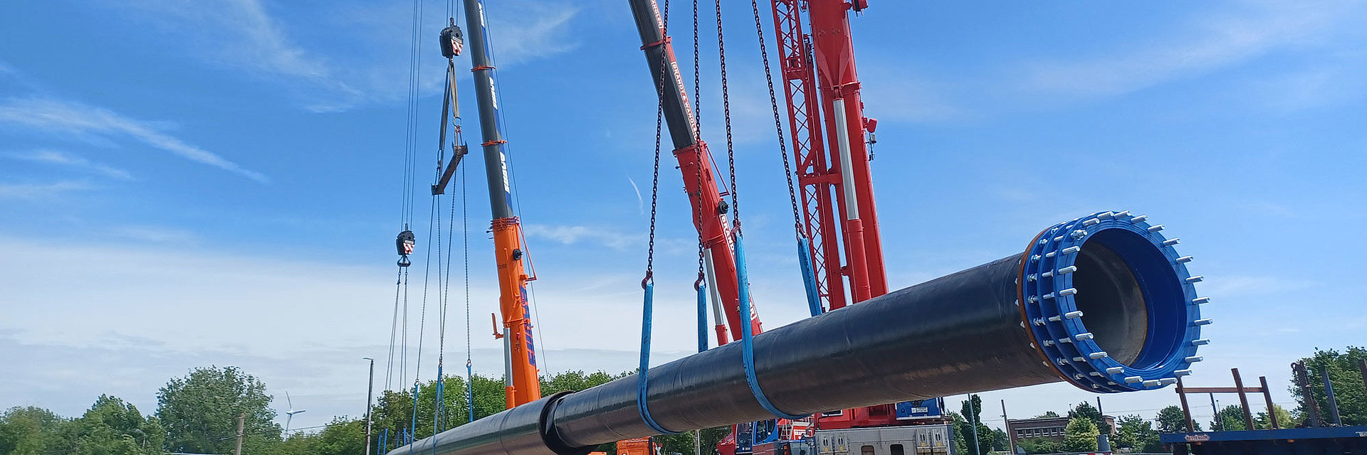 Schwerlastkrane heben Wasserleitung