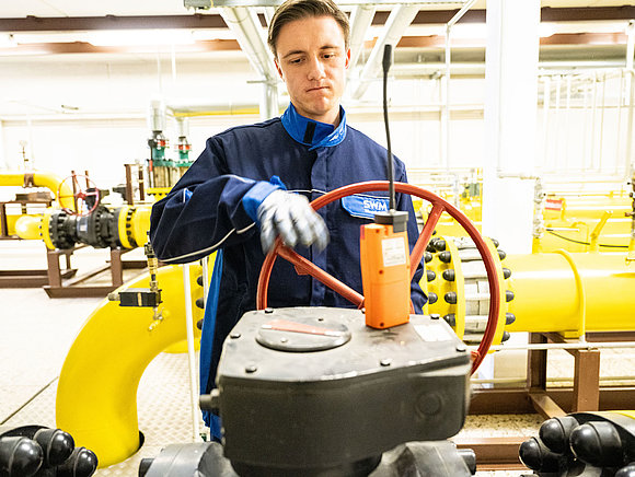 SWM Mitarbeiter bei Arbeiten in einer Gasdruckregelstation Ein SWM Mitarbeiter aus dem Bereich Gas bei Arbeiten in einer Gasdruckregelstation