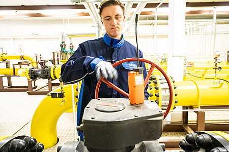 SWM Mitarbeiter bei Arbeiten in einer Gasdruckregelstation Ein SWM Mitarbeiter aus dem Bereich Gas bei Arbeiten in einer Gasdruckregelstation