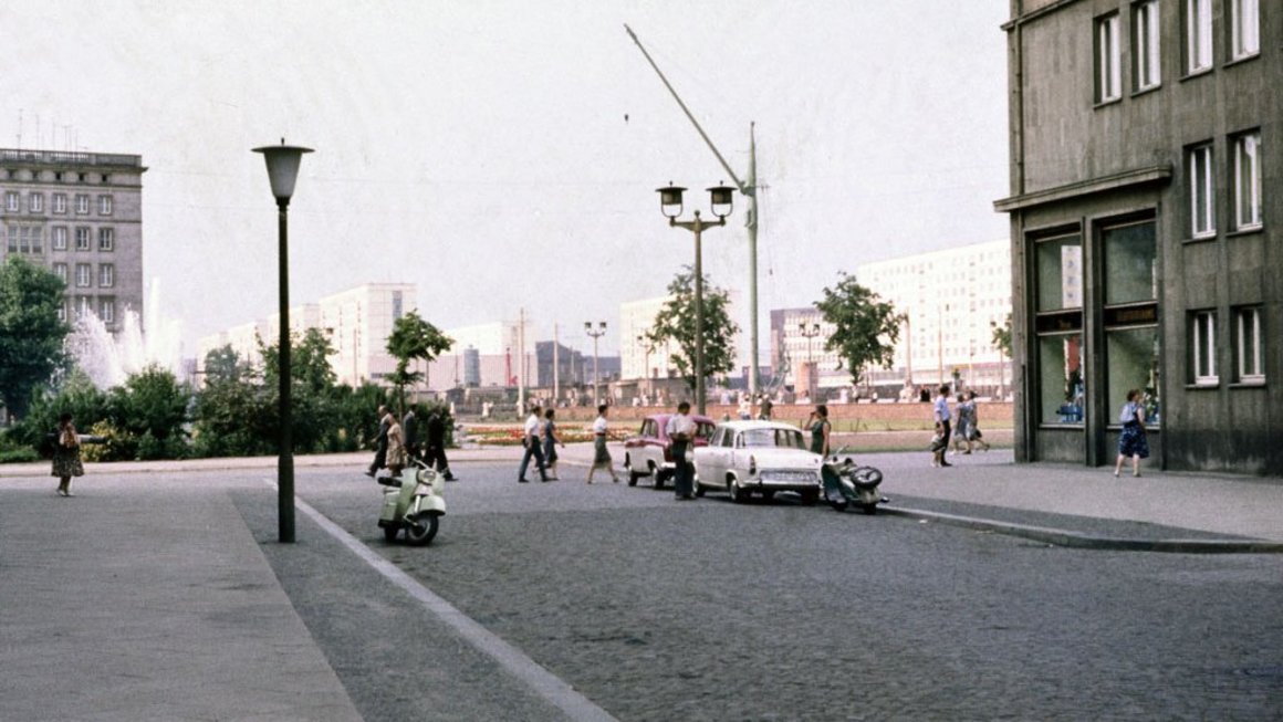 Juni 1966, Von der Krügerbrücke nach Norden, Block 15a ( Blauer Bock) am Breiten Weg ist noch im Fundament (© Archiv Hermann Brösel)