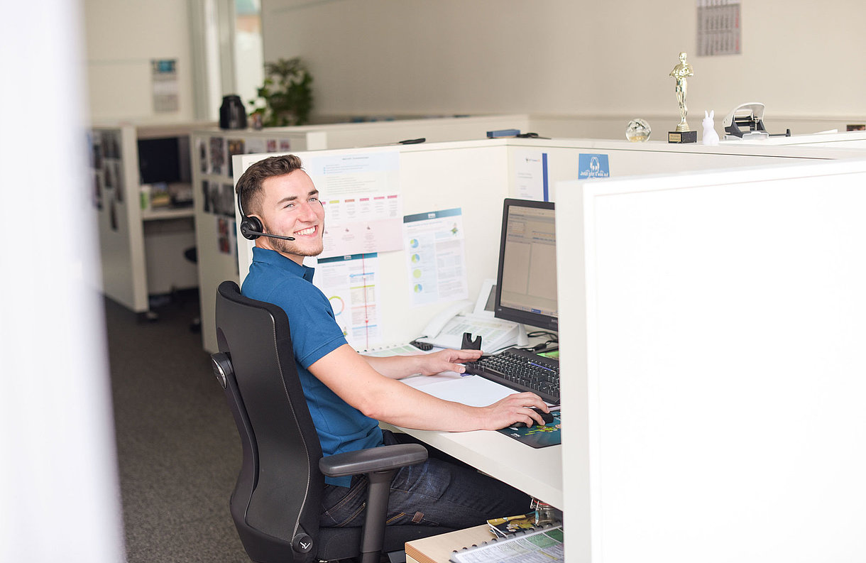 SWM Azubi Industriekaufleute im SWM Callcenter SWM Azubi Industriekaufleute arbeitet im SWM Callcenter