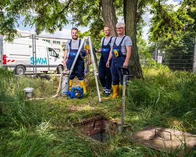 Drei SWM Mitarbeiter aus dem Bereich Wasser 
