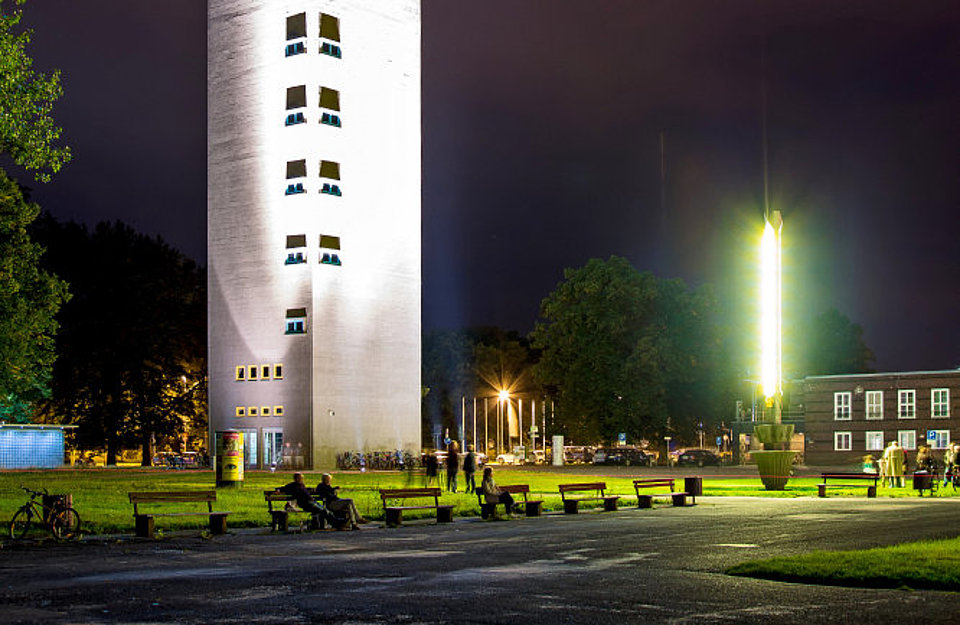 Restaurierte Lichtstelen am Albin Müller Turm