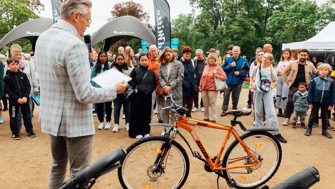 Moderator bei der Fahrradversteigerung