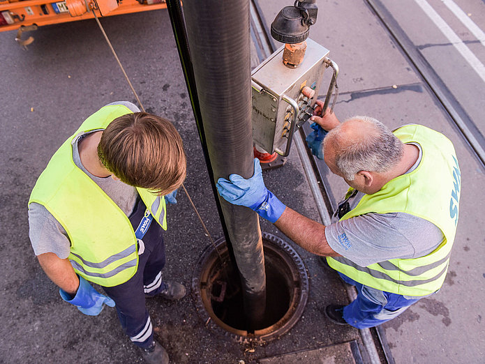 Arbeiten im Team Zwei Mitarbeiter der Abwassertechnik arbeiten zusammen.